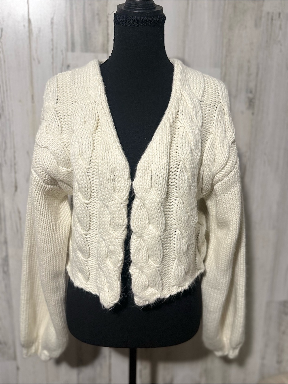Moon River Cream Cable Knit Cropped Cardigan Sweater M Cozy Chunky